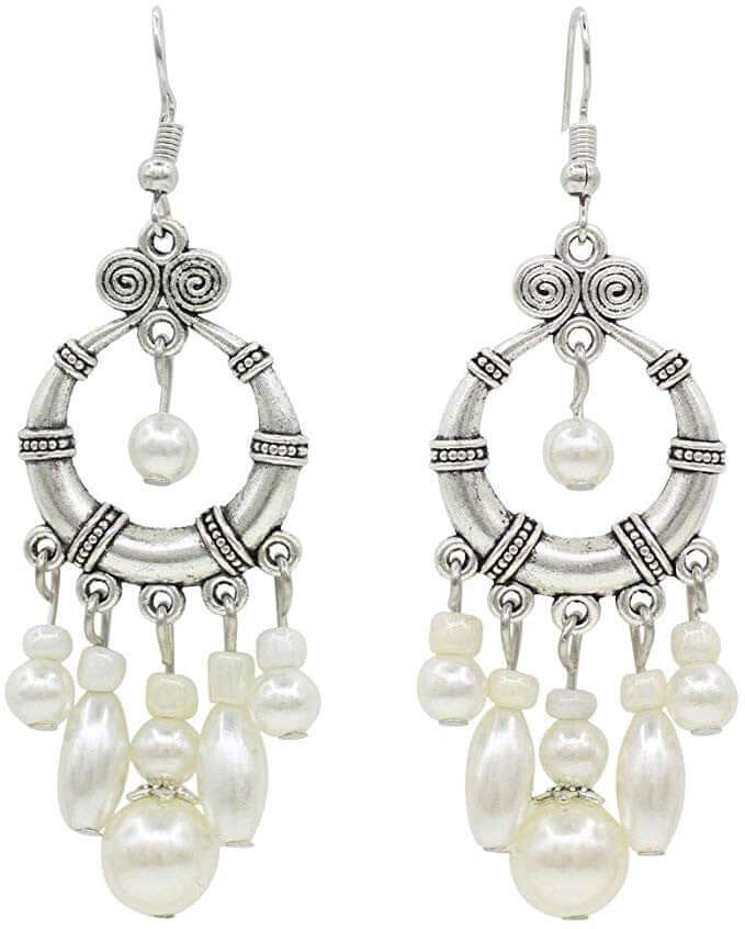 boucle d'oreille avec la robe